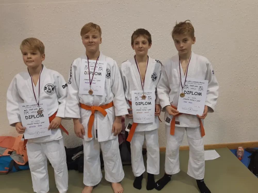 "stříbro" ŠIMON ,"bronz" JONÁŠ a MATOUŠ, "zlato a bronz" PAVEL